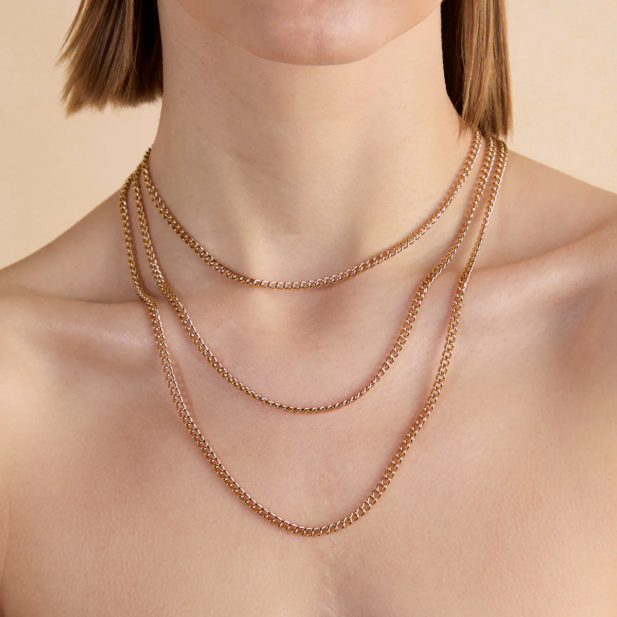 Bold Essential Curb Chain Necklace in Gold - Image 3