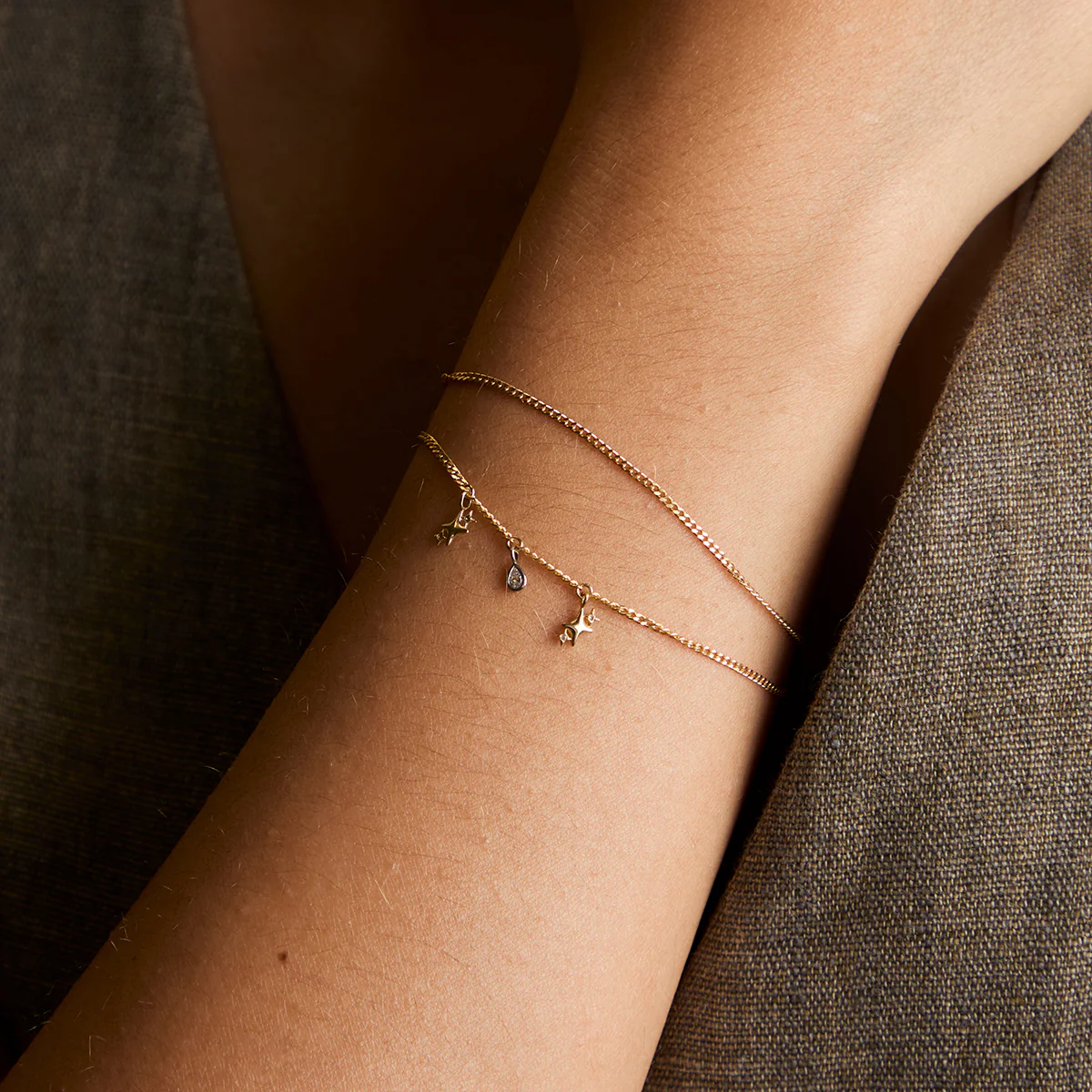Bold Miyu Chain Bracelet in Solid Gold - Image 3
