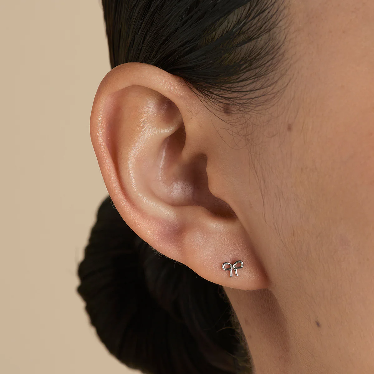 Bow Titanium Piercing Stud in Platinum - Image 2