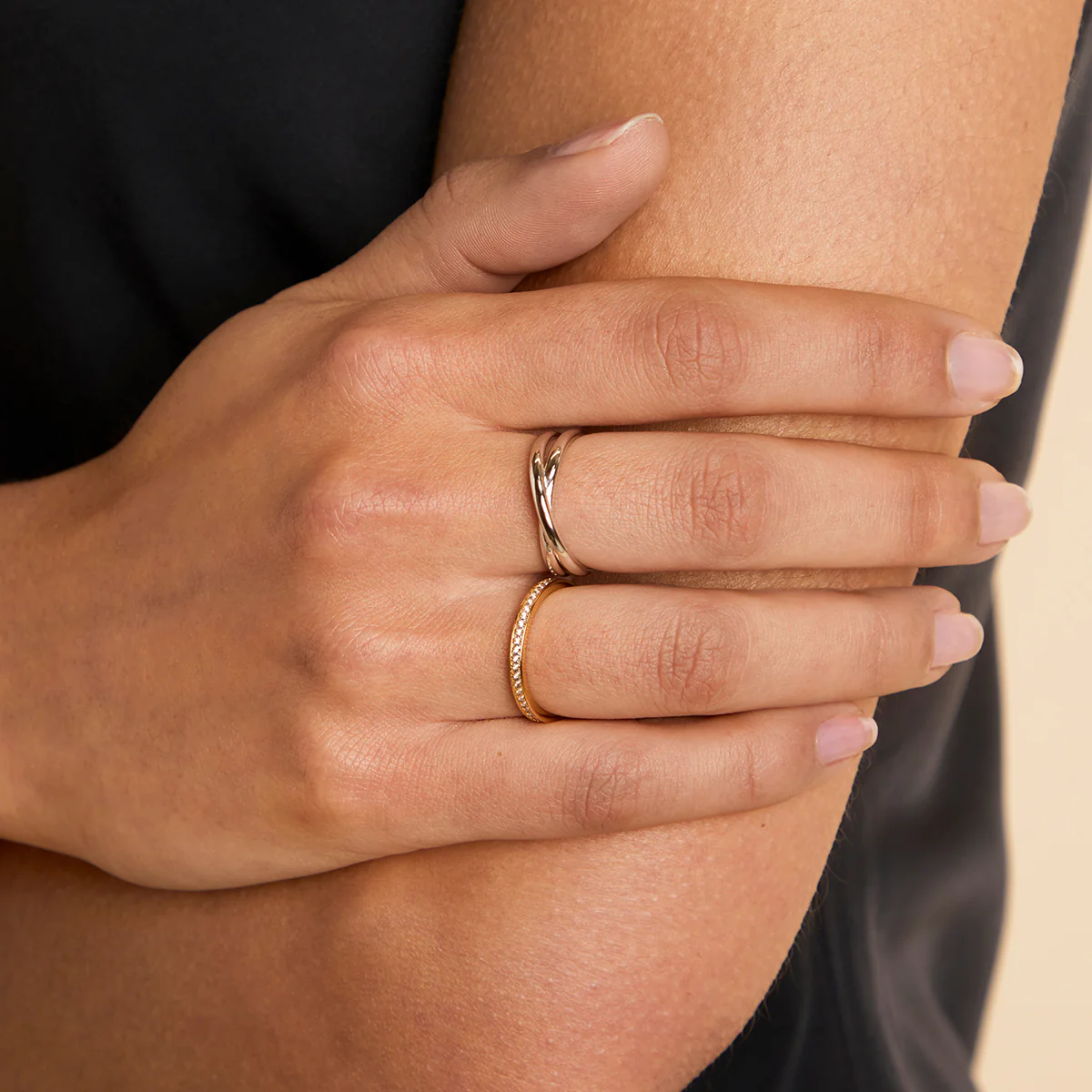 Crossover Illusion Band Ring in Gold - Image 3