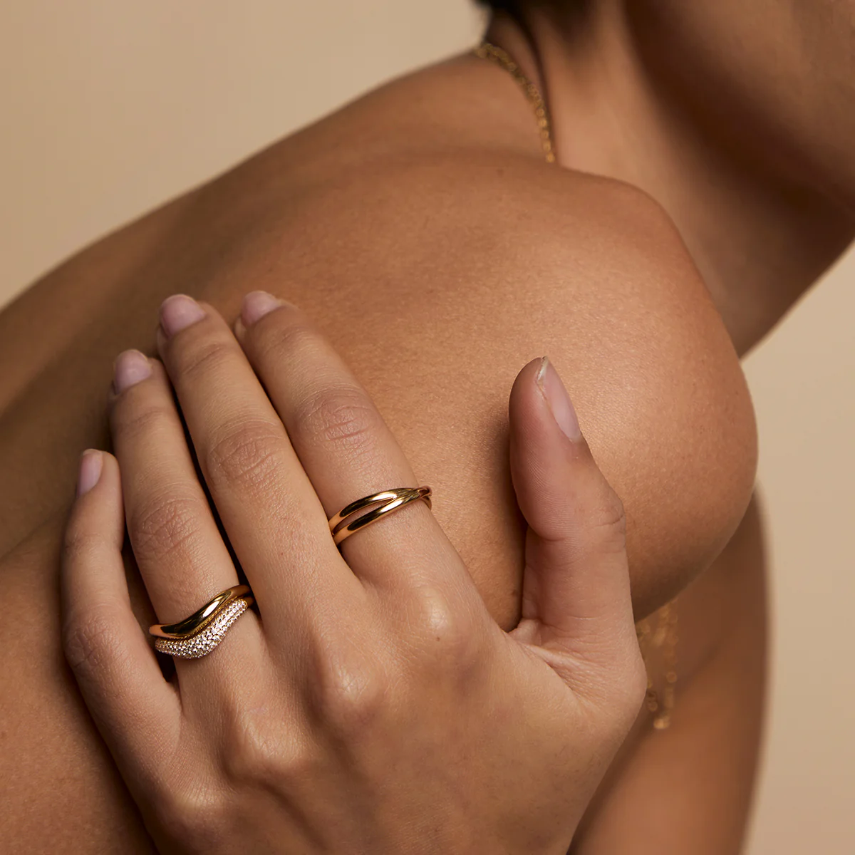Crossover Illusion Band Ring in Gold - Image 4
