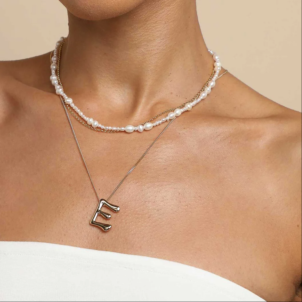E Initial Bold Pendant Necklace in Gold - Image 3