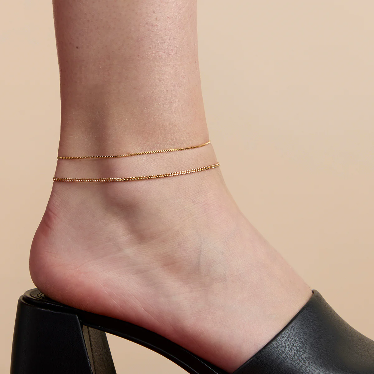 Essential Curb Chain Anklet in Gold - Image 3