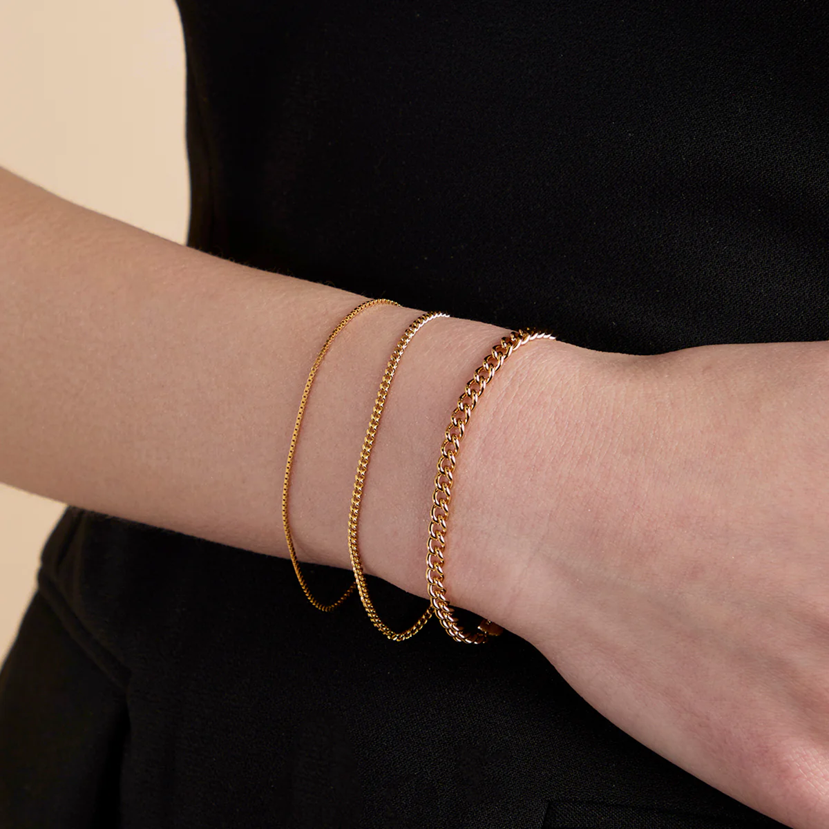Essential Curb Chain Bracelet in Gold - Image 3