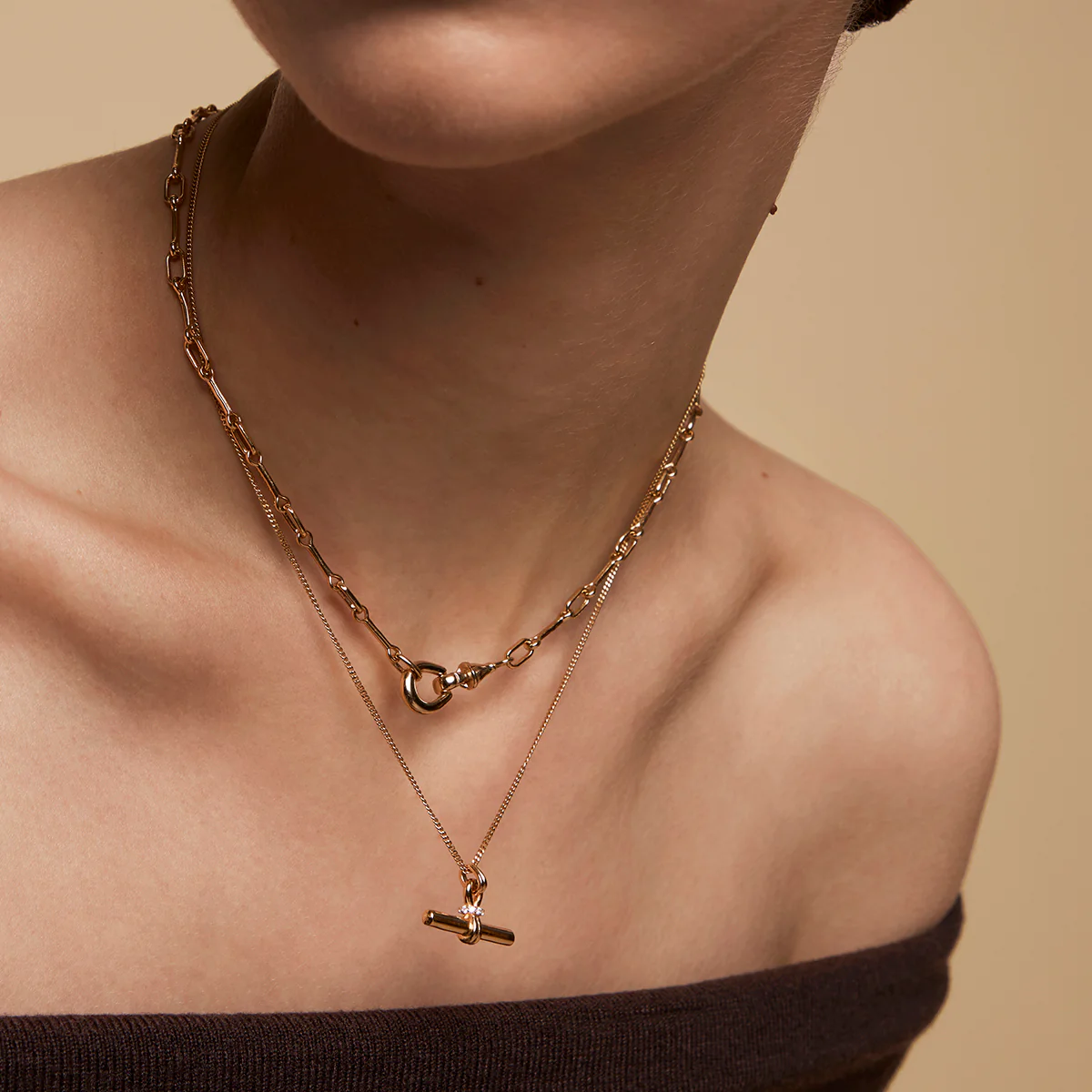 Hardware T-Bar Pendant Necklace in Gold - Image 3