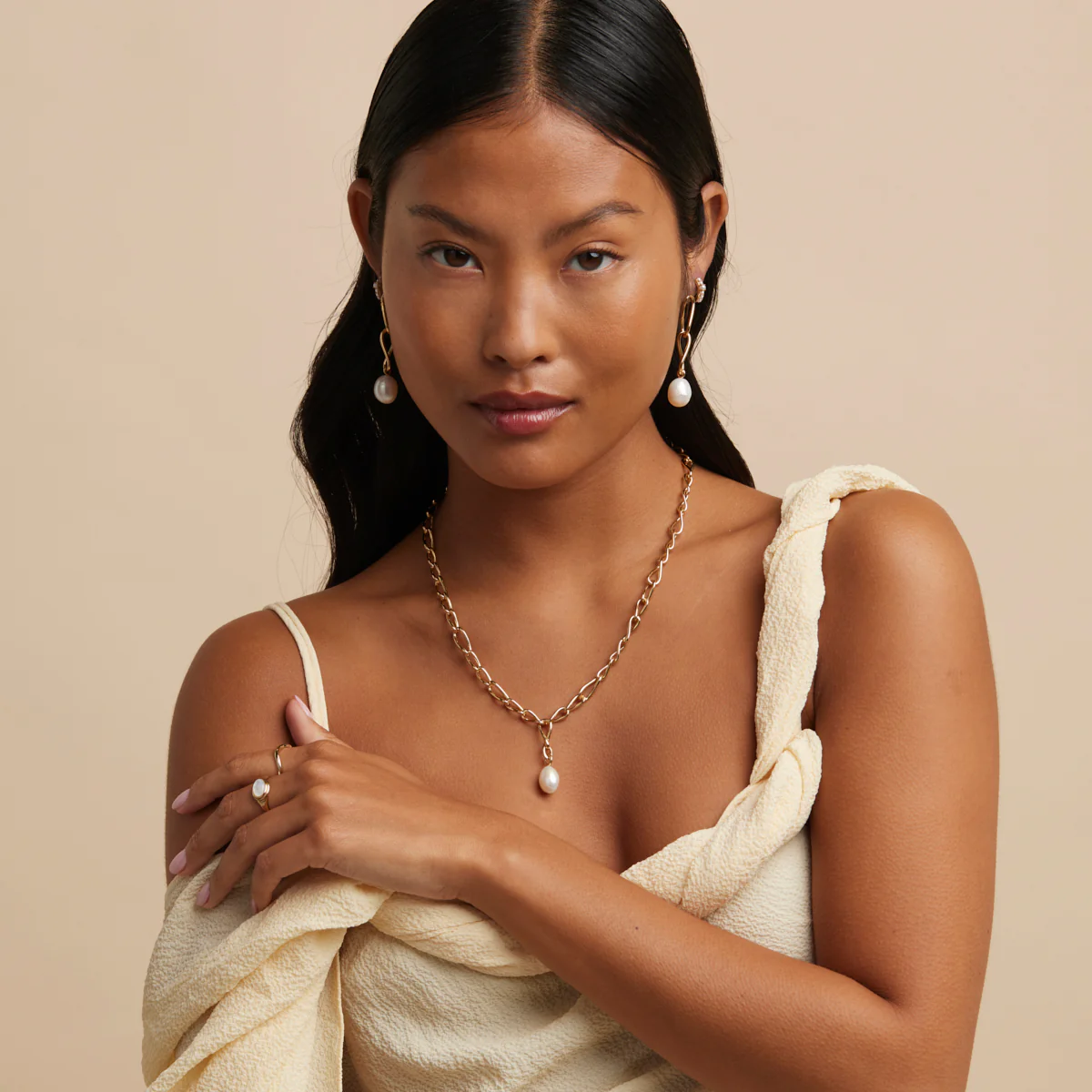 Infinite Pearl Bold Lariat Necklace in Gold - Image 4
