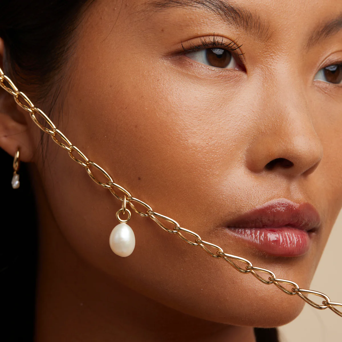 Infinite Pearl Bold Lariat Necklace in Gold - Image 6