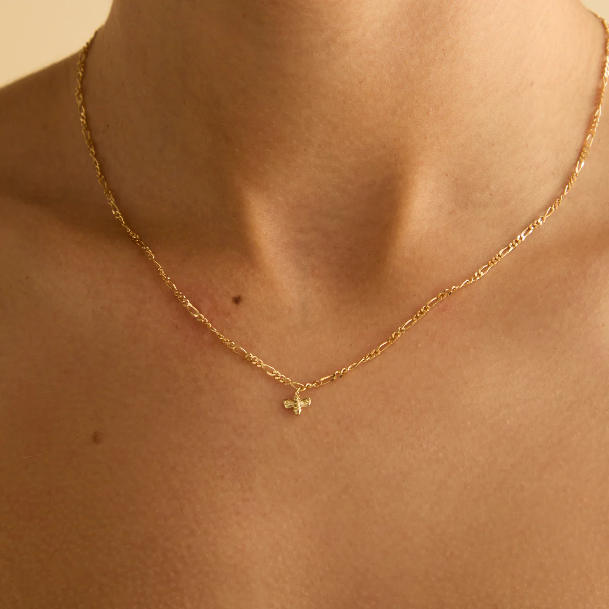Manchester Bee Charm 9k Gold - Image 2