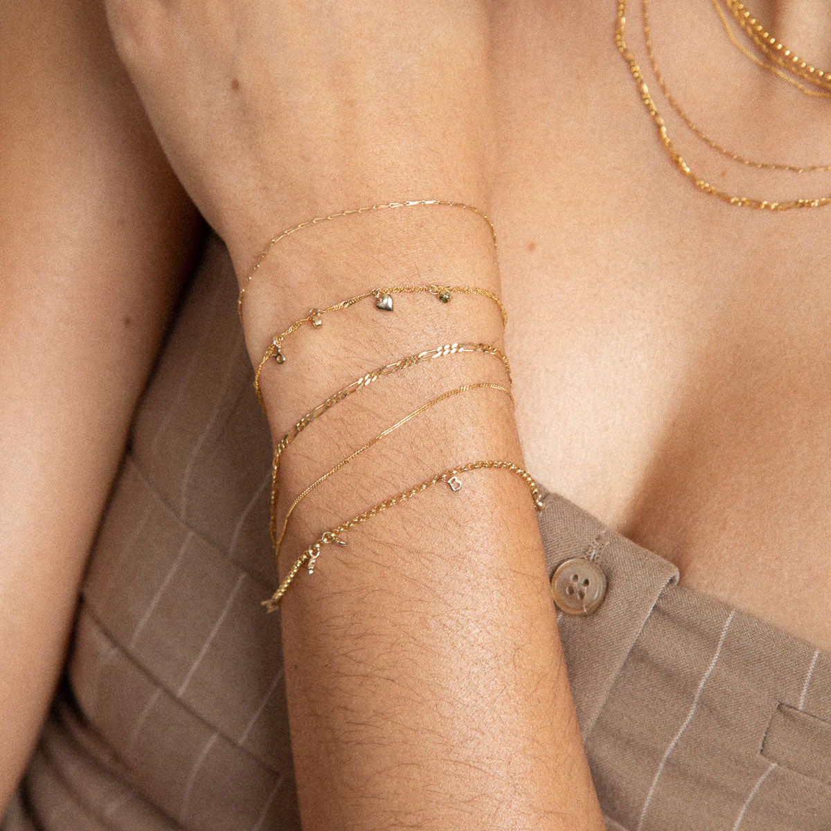 Marylebone Story Chain Bracelet in Solid Gold - Image 3