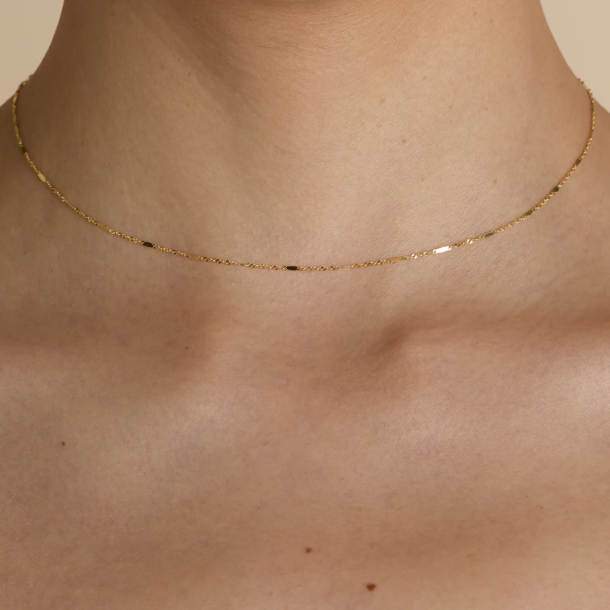 Astrid Story Chain Necklace in Solid Gold - Image 3
