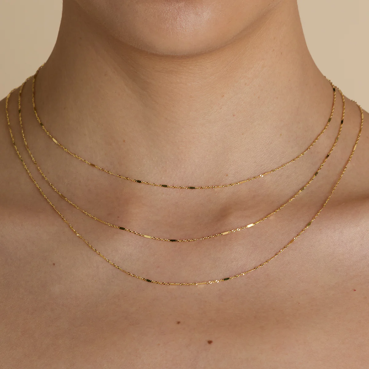 Astrid Story Chain Necklace in Solid Gold - Image 4