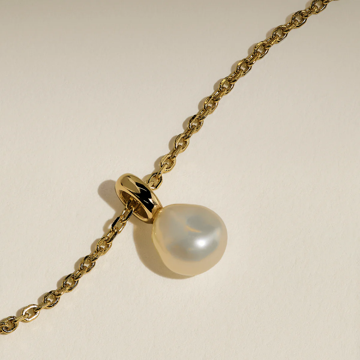 Pearl Pendant Necklace in Gold - Image 4
