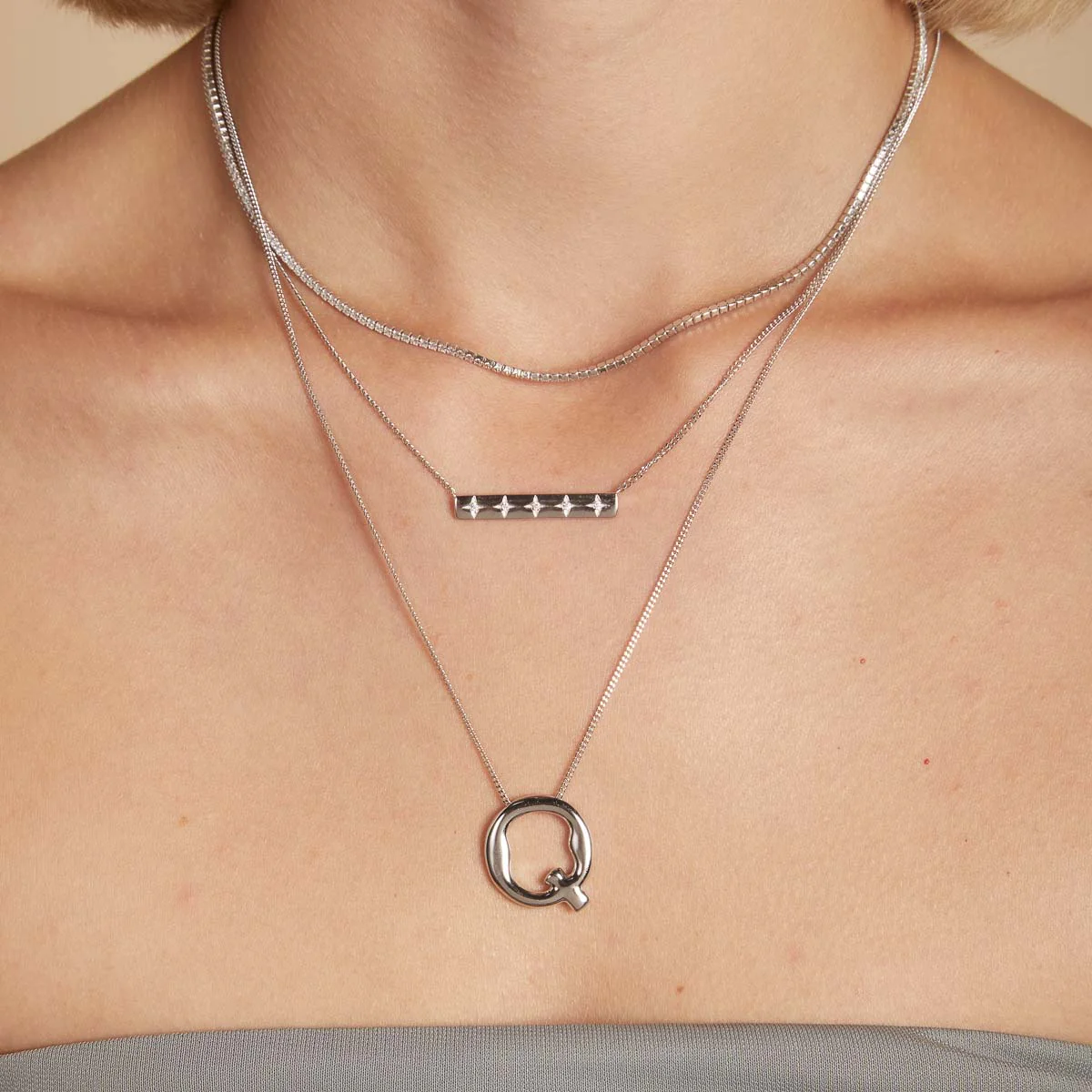 Q Initial Bold Pendant Necklace in Silver - Image 3