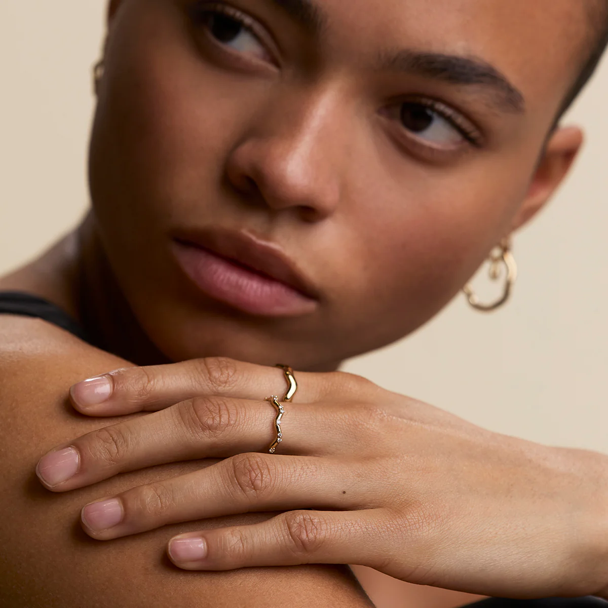Scalloped Crystal Band Ring in Gold - Image 3
