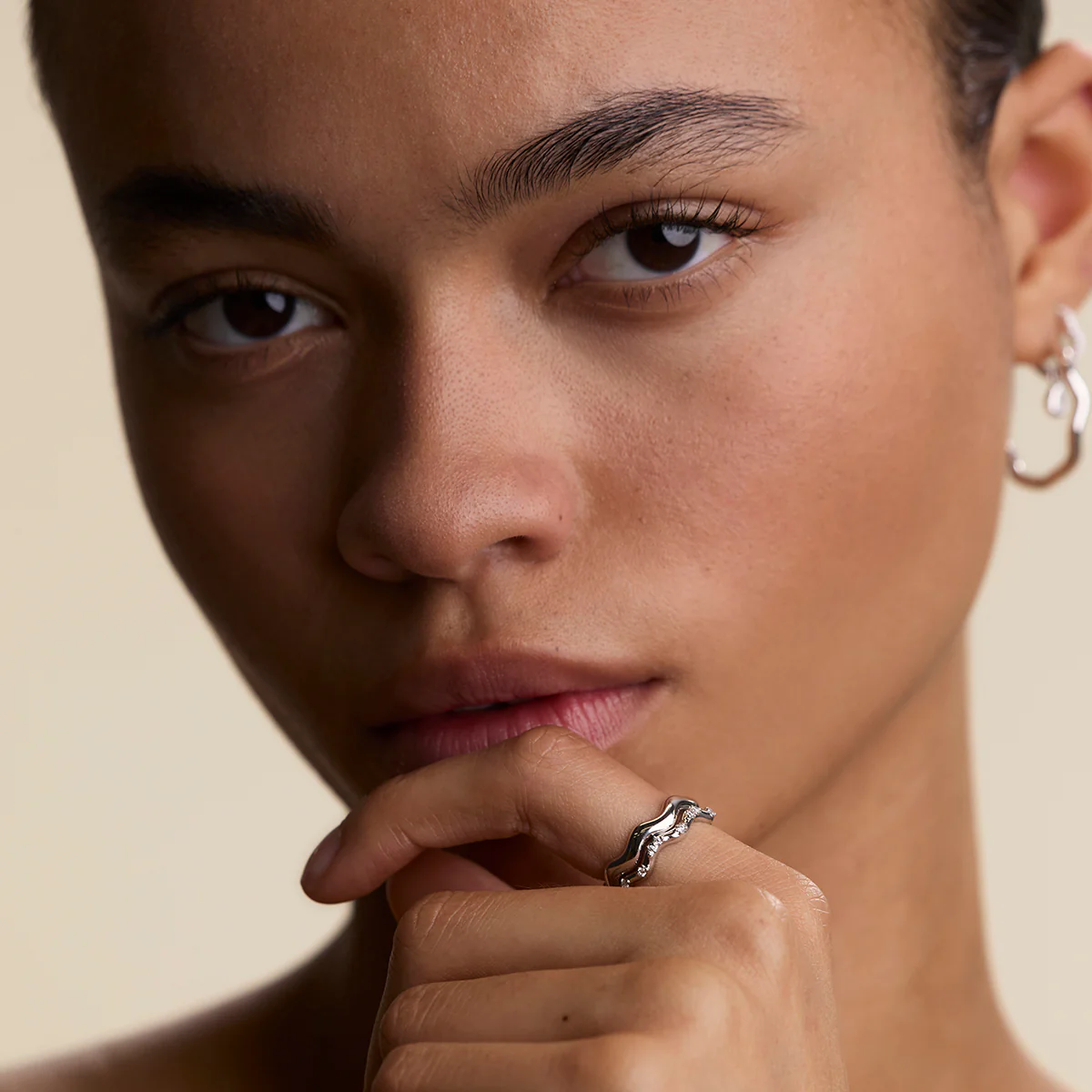 Scalloped Crystal Band Ring in Silver - Image 3