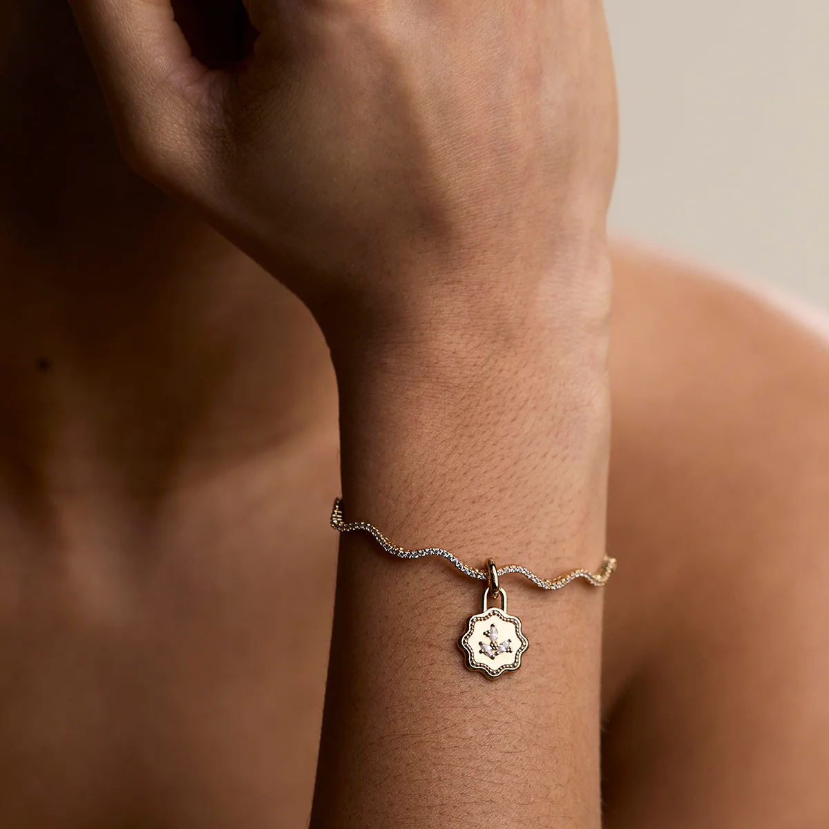 Scalloped Tennis Chain Bracelet in Gold - Image 5