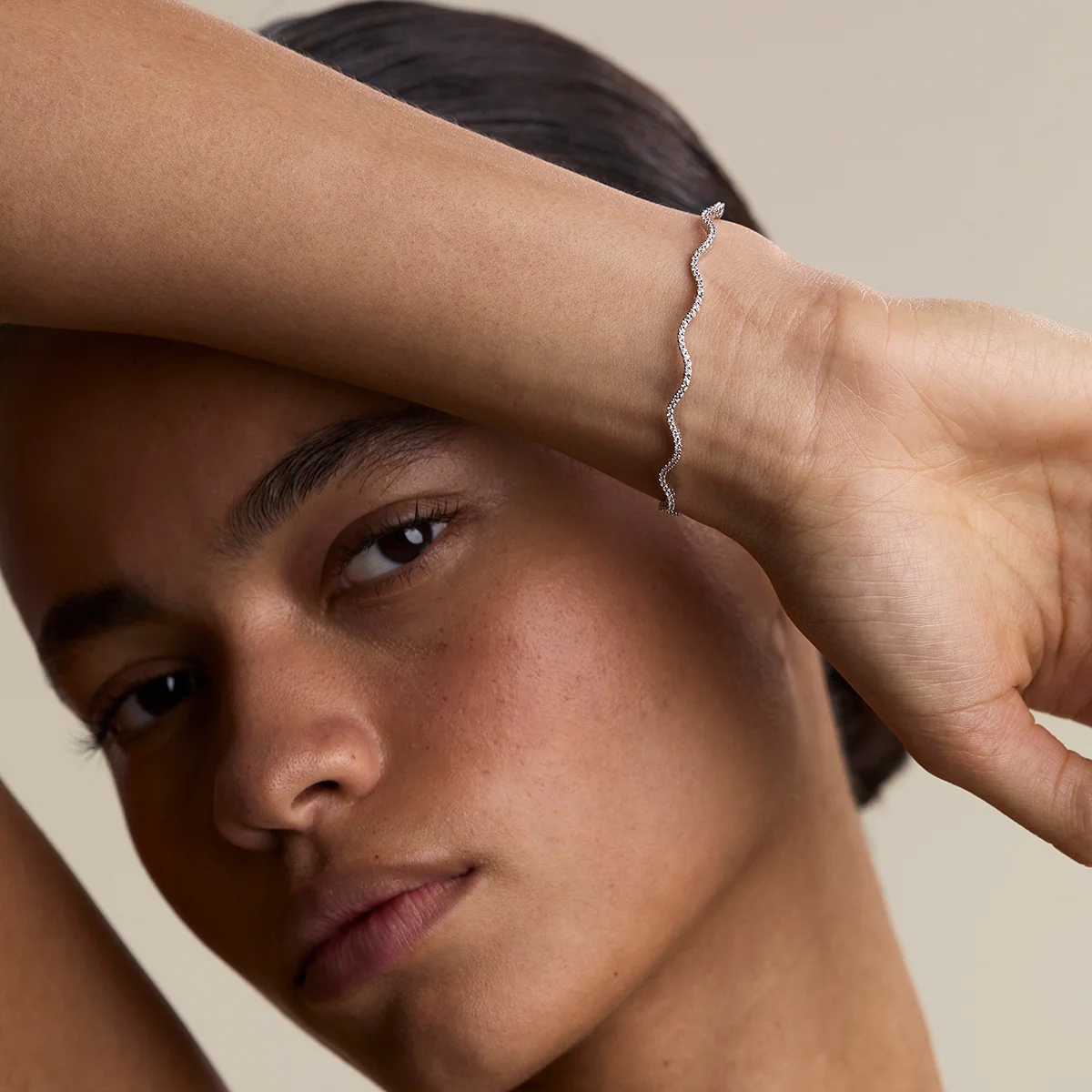 Scalloped Tennis Chain Bracelet in Silver - Image 3
