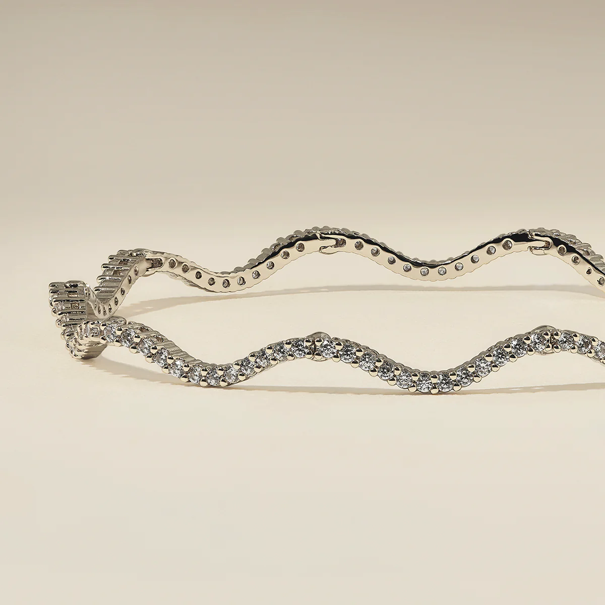 Scalloped Tennis Chain Bracelet in Silver - Image 4