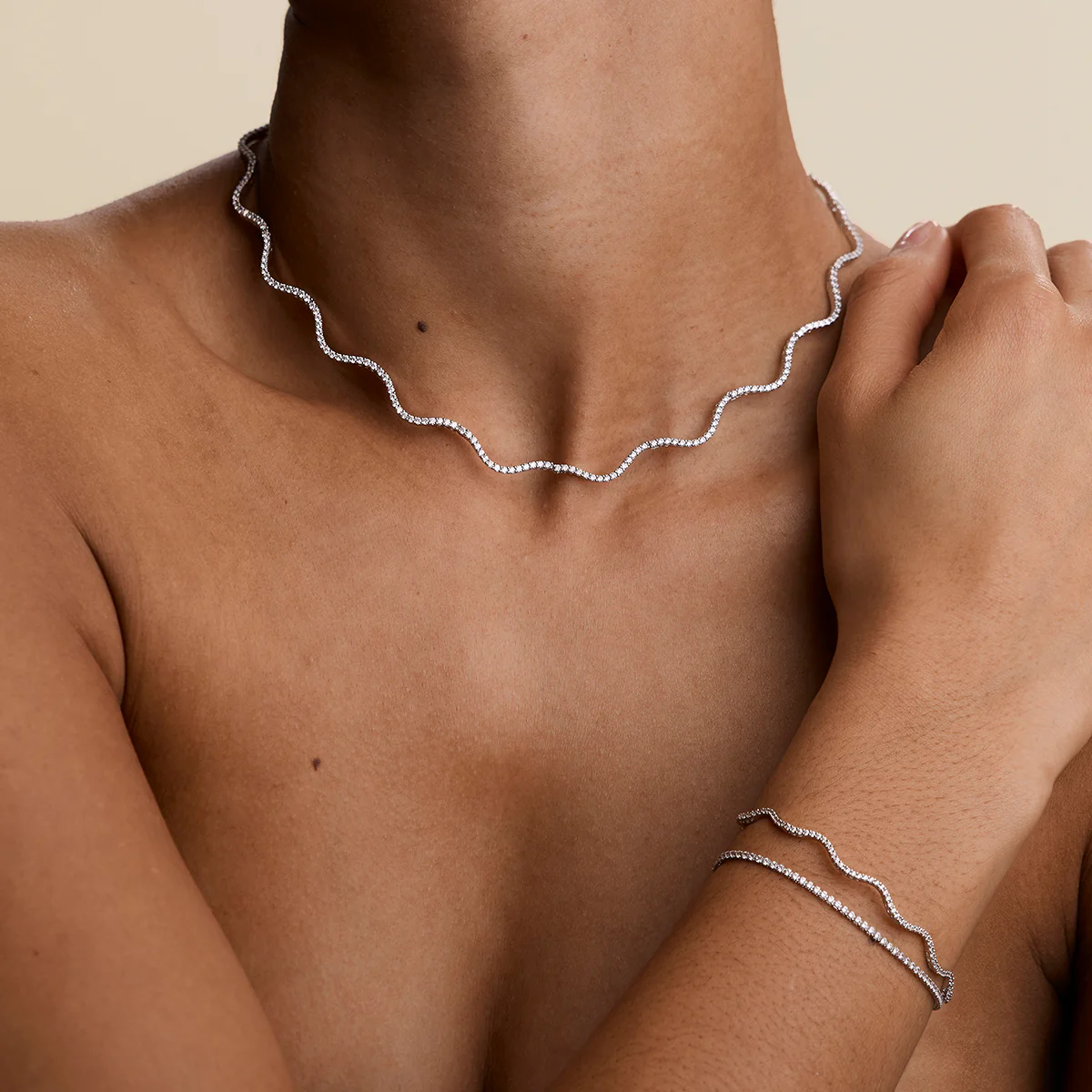 Scalloped Tennis Chain Bracelet in Silver - Image 5