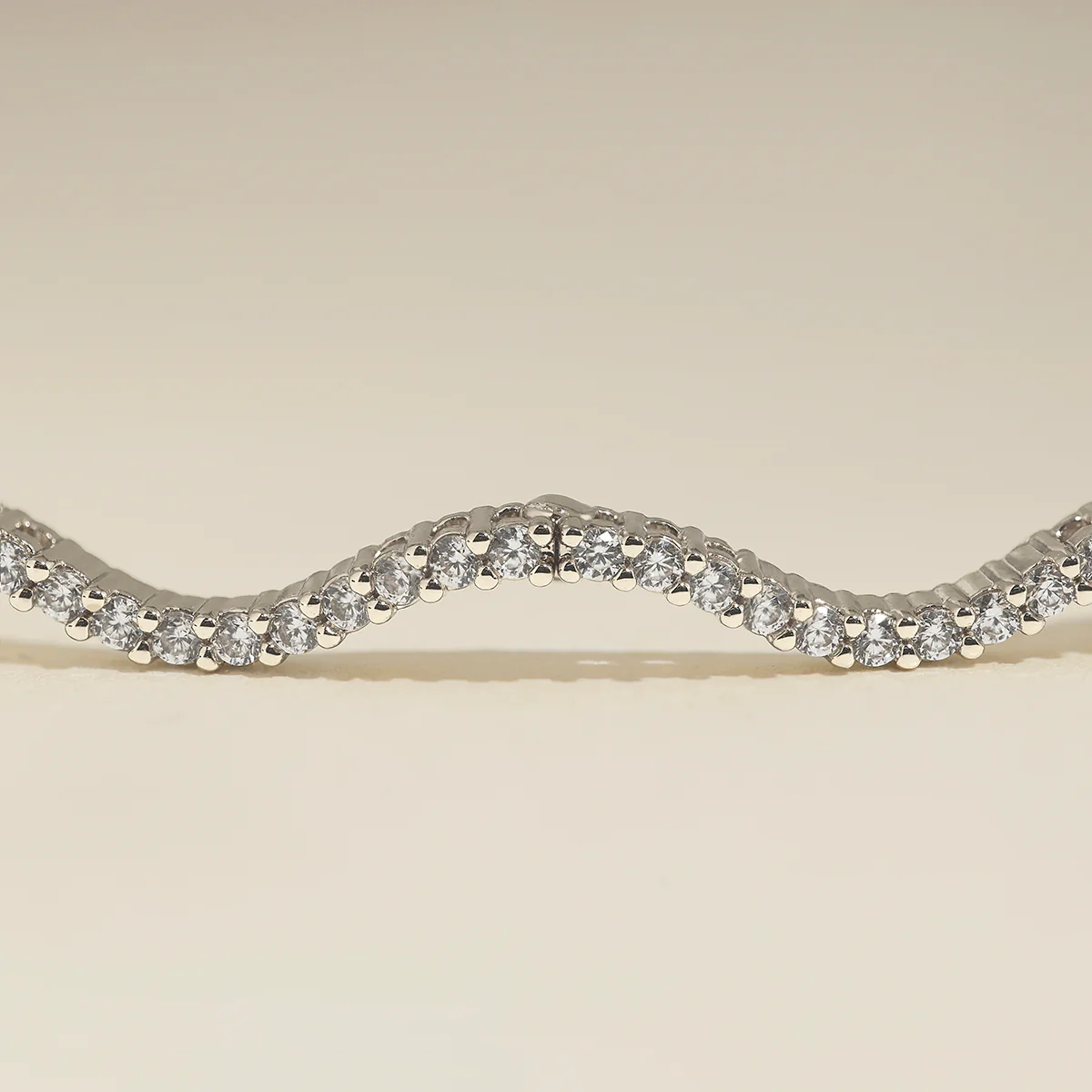 Scalloped Tennis Chain Necklace in Silver - Image 5