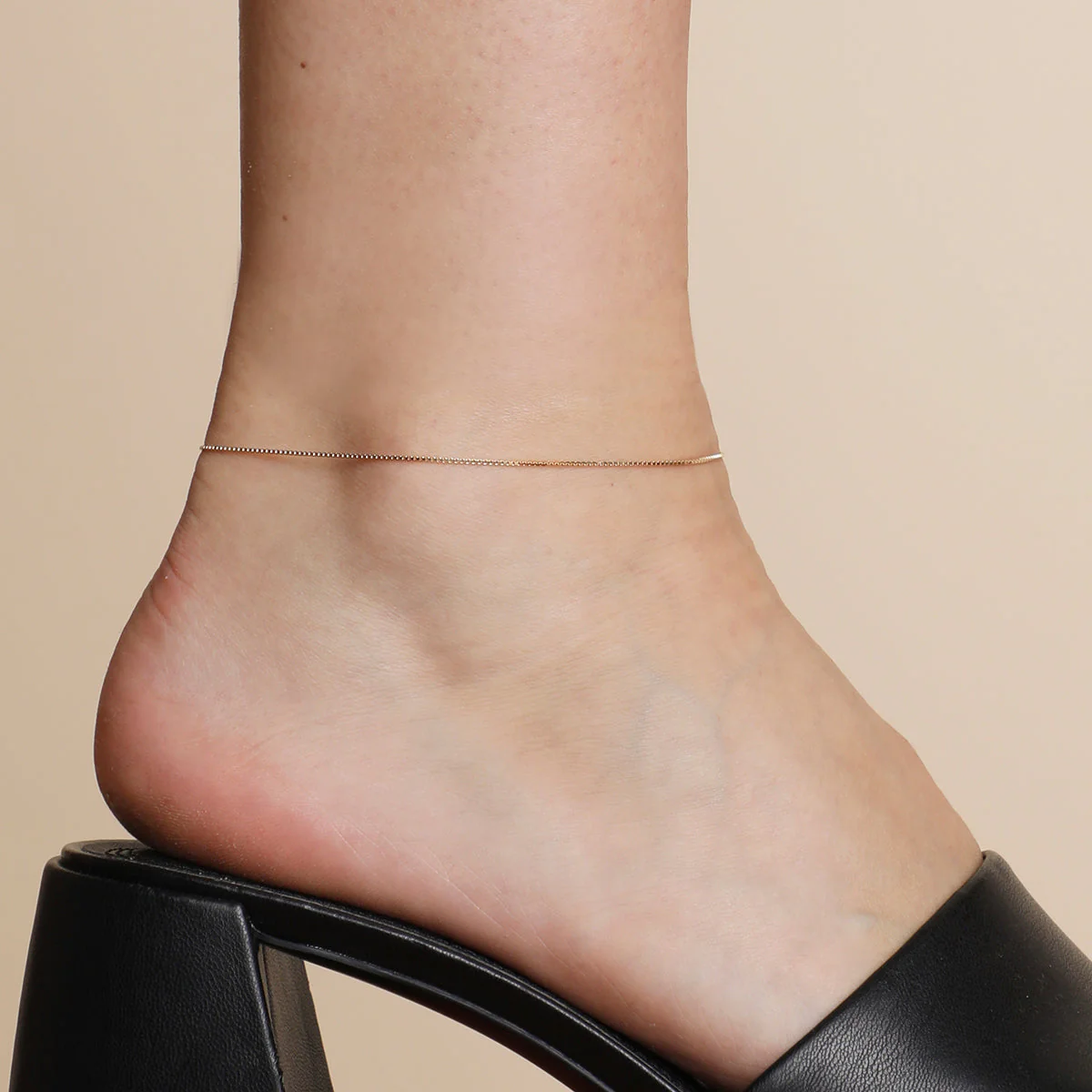 Shoreditch Story Chain Anklet in Solid Gold - Image 2