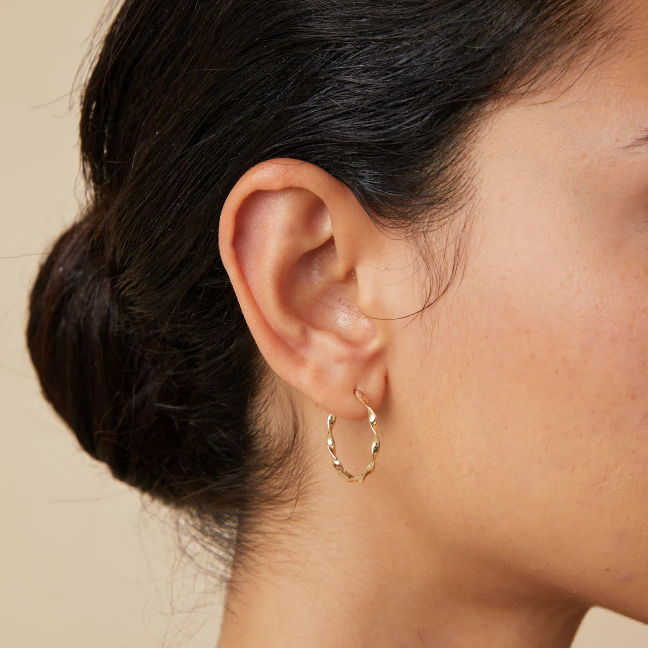 Twist Large Hoops in Solid Gold - Image 2