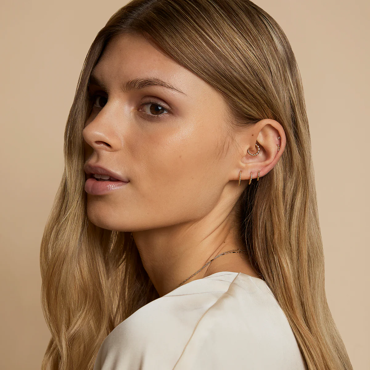 Twisted Rope Seamless Hoop in Solid Gold - Image 2
