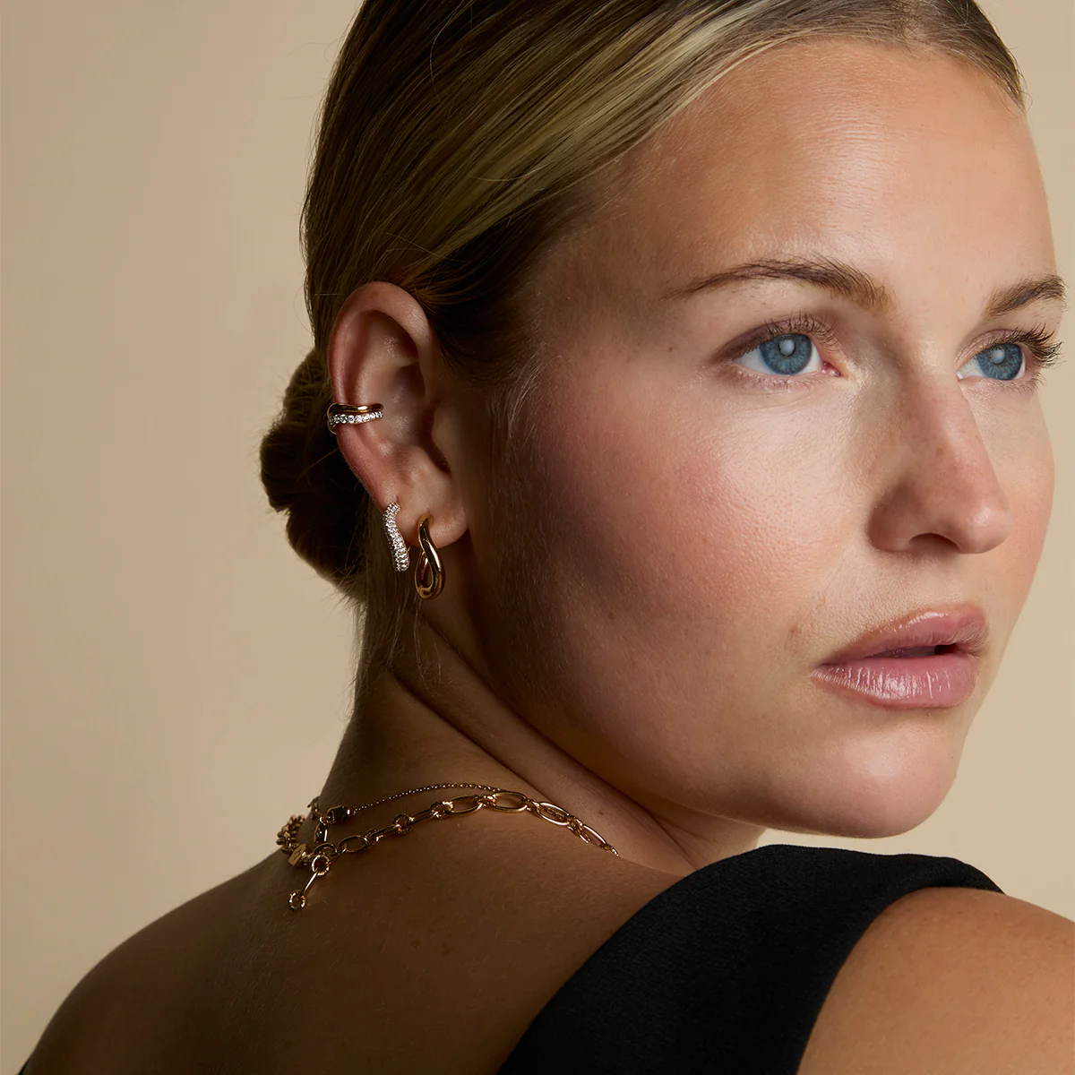 Wave Pavé Crystal Hoops in Gold - Image 5