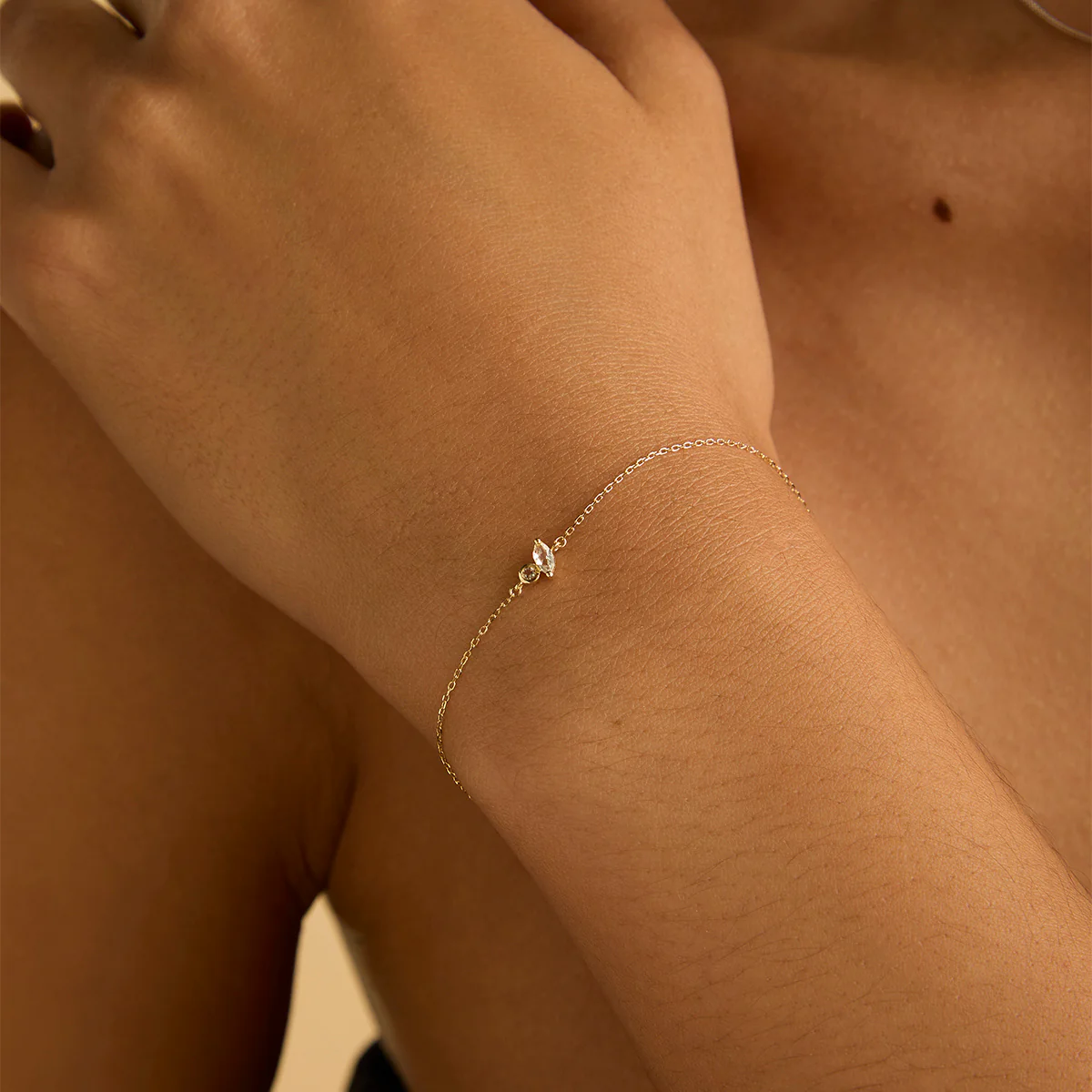White Topaz Cluster Bracelet in 9k Gold - Image 2